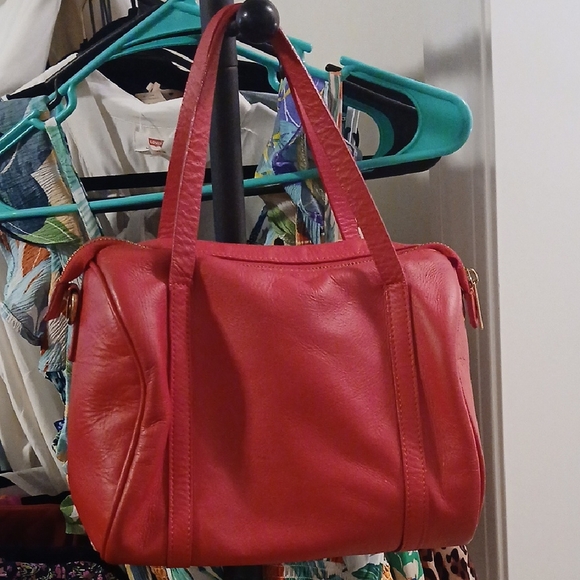 Stylish Red Leather Shoulder Bag - Picture 1 of 8